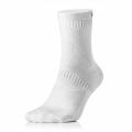 Белые спортивные носки по всем характеристикам устроят и женщин и мужчин